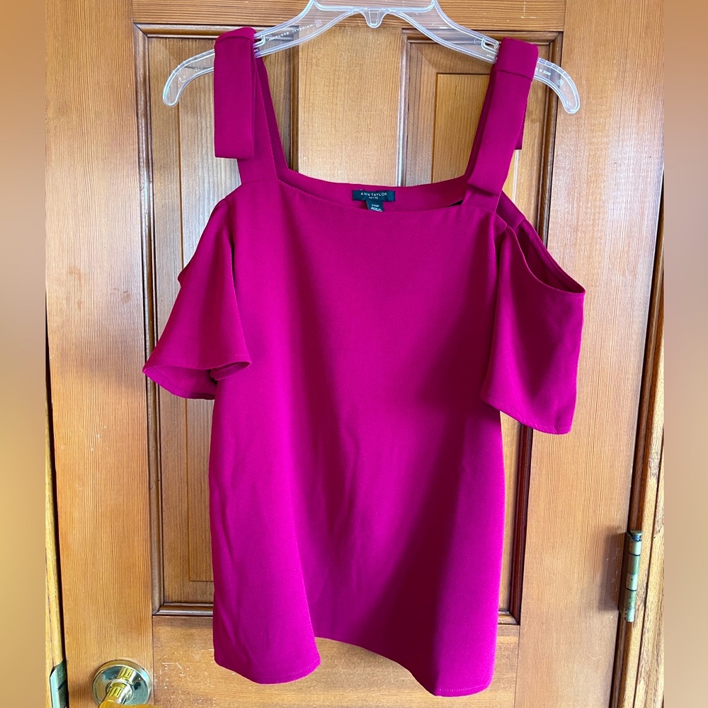 🩷 EUC Ann Taylor Dark Red Cold shoulder Top. Size XXSP